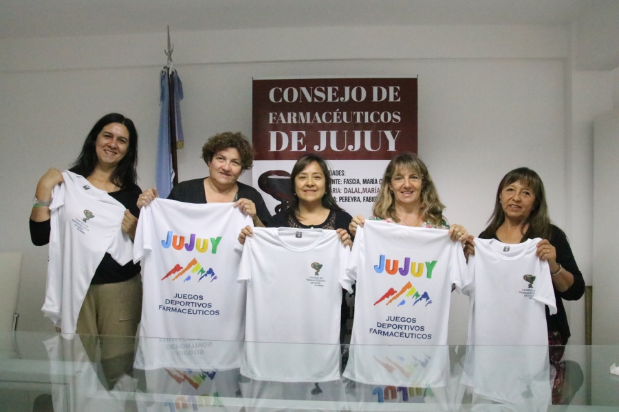 INTEGRANTES DE LA COMISIÓN DIRECTIVA DEL CONSEJO DE FARMACÉUTICOS DE JUJUY  PRESENTANDO LAS REMERAS