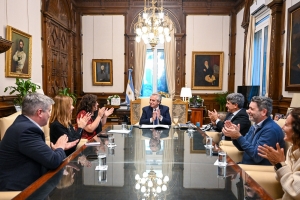 EN CASA ROSADA, VIZZOTTI Y FUNCIONARIOS ACOMPAÑARON AL PRESIDENTE DURANTE LA FIRMA DEL DECRETO.